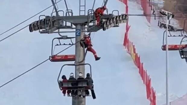 Туристы несколько часов провисели на застрявшем подъемнике