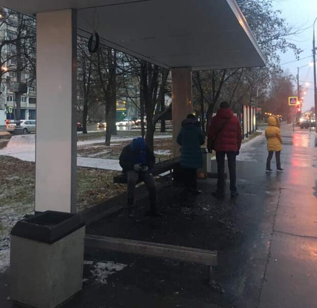 На остановке «Улица Фомичёва» смонтировали новый павильон