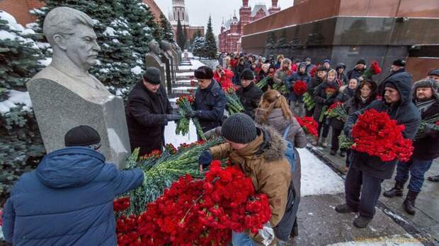 13 500 алых цветов возложено к могиле Сталина в Москве 13 500 алых цветов возложено к могиле Сталина в Москве день памяти, история, сталин