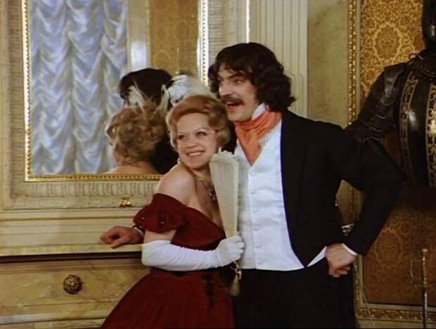Алиса Фрейндлих и Михаил Боярский в фильме *Соломенная шляпка*, 1974 | Фото: kino-teatr.ru Алиса Фрейндлих и Михаил Боярский в фильме *Соломенная шляпка*, 1974 | Фото: kino-teatr.ru