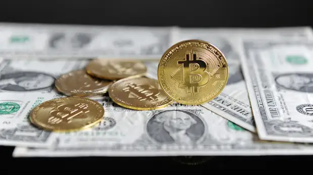 Цена биткоина упала почти на 9%