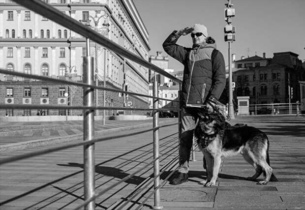 Овчарка-поводырь и ее незрячий хозяин стали героями фотопроекта библиотек СВАО