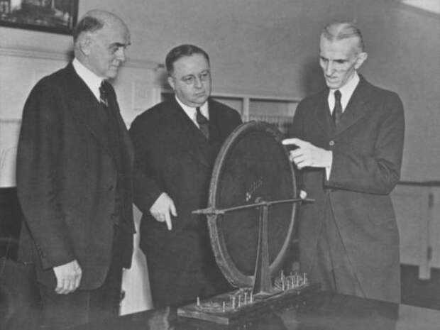 Ученый демонстрирует свои изобретения, 1938 | Фото: photochronograph.ru