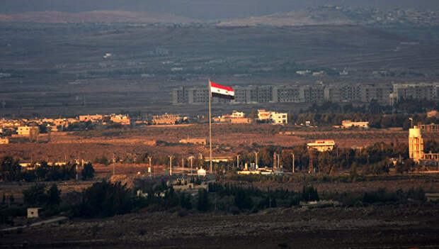 Сирийский флаг в районе Голанских высот. Архивное фото