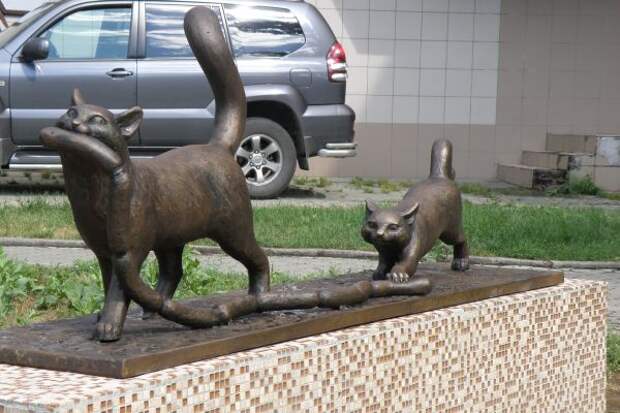 монументы кошкам