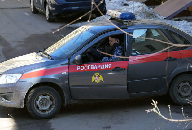 Крушивший машины голый мужчина попал на видео в российском регионе