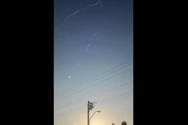 В Израиле показали кадры, где ракета Ирана ушла от перехвата, поразив цель