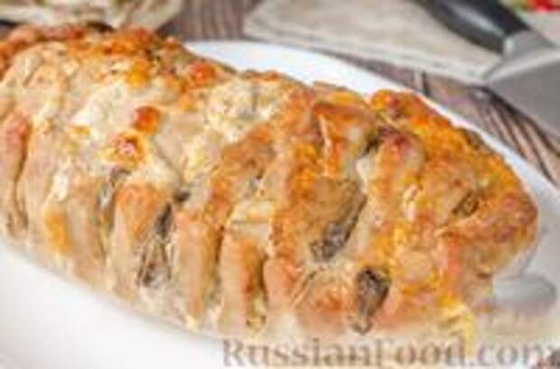 Фото к рецепту: Мясная «гармошка» с сыром и грибами