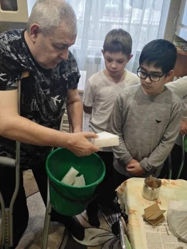 Школьники Майкопского района изготовили окопные свечи для бойцов СВО