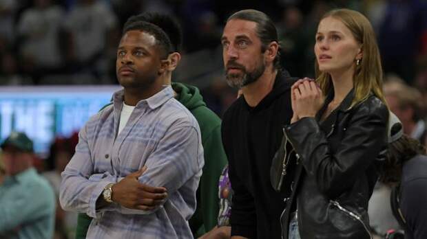 aaron rodgers at the bucks game with randall cobb and mallory edens