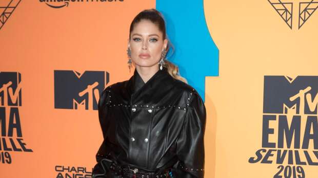 40-летняя супермодель в прозрачном бюстгальтере снялась для журнала