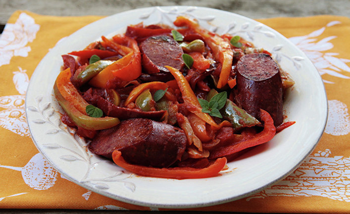 Классическое лечо с острыми колбасками
