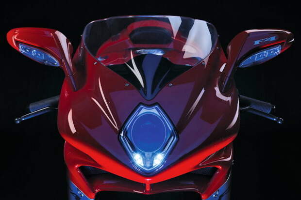 Изысканный дизайн выдает в MV Agusta уроженку Италии мгновенно. Безумно красиво.