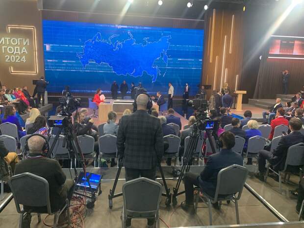Итоги года с Владимиром Путиным: Фоторепортаж РИА Верхневолжье с места события