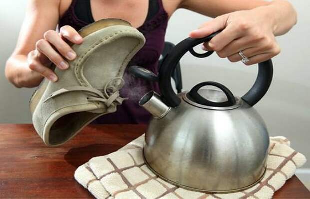 Пар помогает распушить ворсинки, вернуть форму замшевой обувь / Фото: vsepodomu.ru