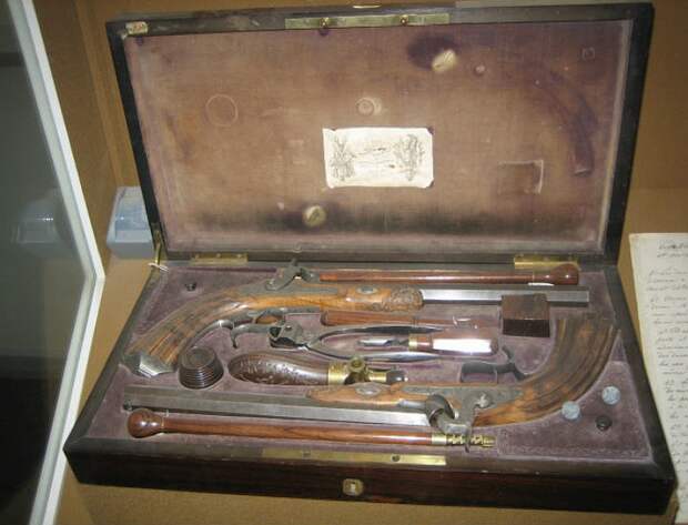 Пистолеты, из которых стрелялись Пушкин и Дантес. Фото: wikipedia.org. 