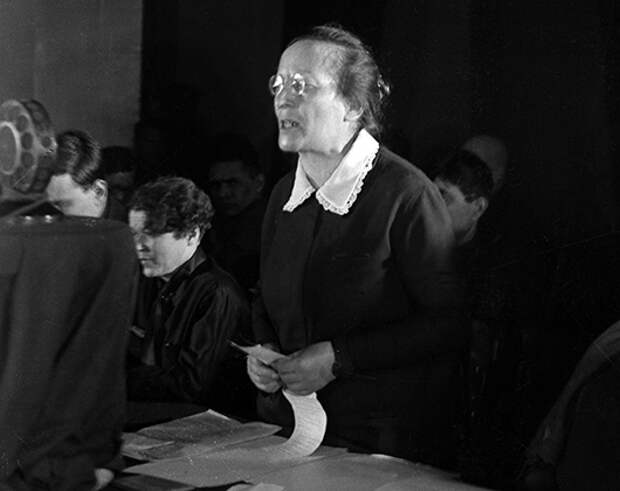 Член коллегии наркомата Рабоче-крестьянской инспекции Розалия Землячка во время выступления на вечере, посвященном 8 марта. Фотография 1930 года.