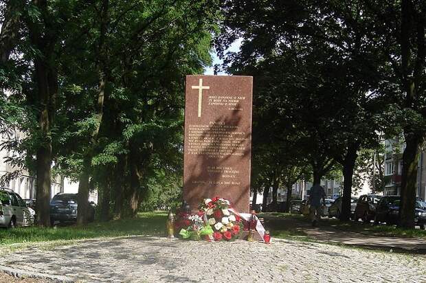 Гданьск. Памятник полякам, уничтоженным ОУН — УПА на Волыни и в восточной Польше в 1943—1945 годах.