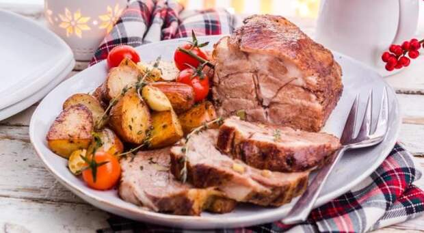 Отварная буженина с красным перцем и кориандром. \ Фото: gastronom.ru. Отварная буженина с красным перцем и кориандром. \ Фото: gastronom.ru.