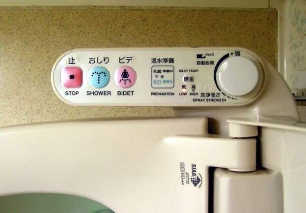 Кабинки в женских туалетах оснащены специальными устройствами, которые создают приятный искусственный звук. Все потому, что японки очень стеснительные. жизнь, изобретения, прикол, современность, япония