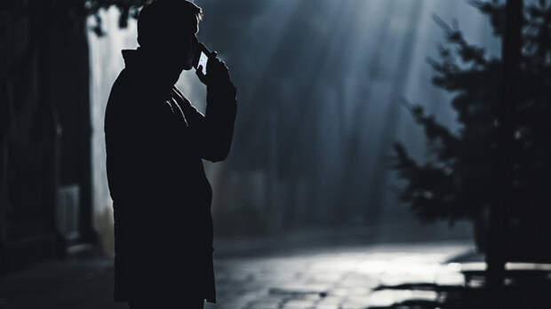 Телефонный мошенник / Сгенерировано midjourney / amic.ru