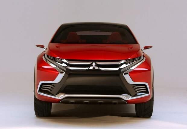 Начиная с 2015 года, кроссоверы Mitsubishi Outlander получили Х-образное оформление «передка». | Фото: avtosreda.ru.