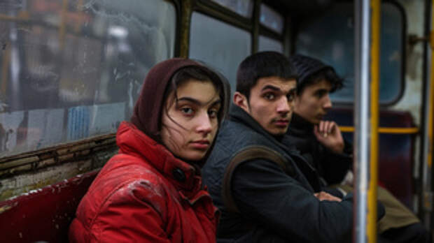 Мигранты / Изображение сгенерировано Midjourney / amic.ru