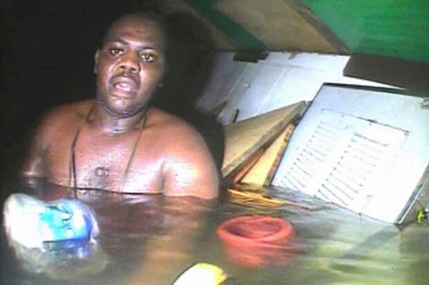 Харрисон Оджегба Окене с трепетом смотрит, как спасатель всплывает в воздушном кармане, в котором Окене прожил почти три дня.