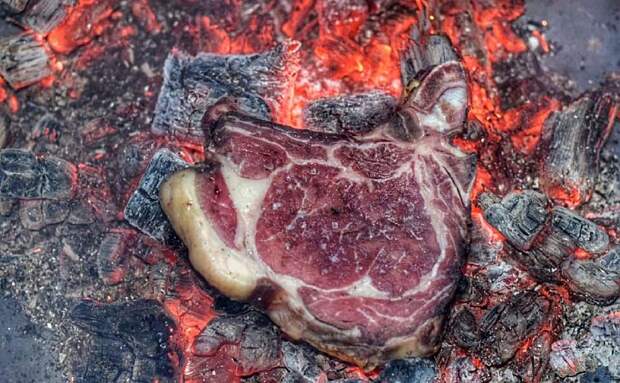 Мясо готовим не на шампурах, а прямо ну углях большим куском. Получается шикарно