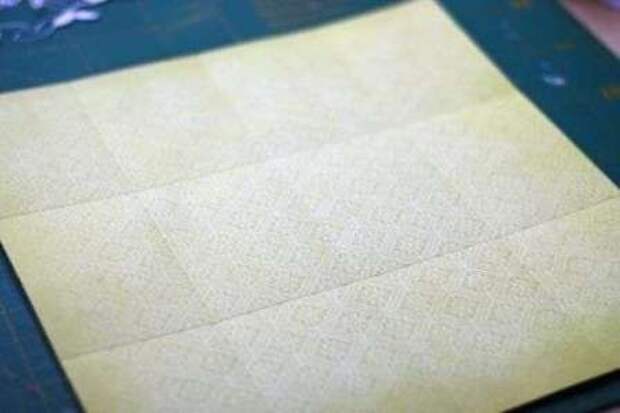 Подготовьте лист плотной бумаги, который нужно сложить так, чтобы получилось 12 одинаковых квадратов при развороте.