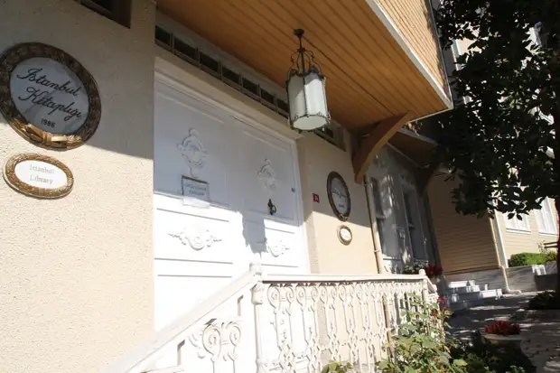 Библиотека что ли. Не подскажите, как пройти в библиотеку? Библиотека что ли. Не подскажите, как пройти в библиотеку?