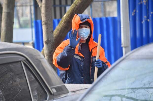 Герои со стройки: гастарбайтеры с помощью ковра спасли из огня мать и детей в российском регионе