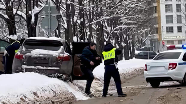 Водителю Porsche, протаранившему машину ДПС, предъявили обвинение