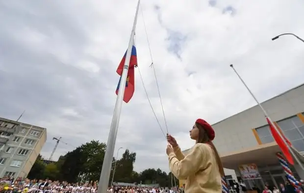 В тверских школах ввели традицию поднятия флага и исполнения гимна России