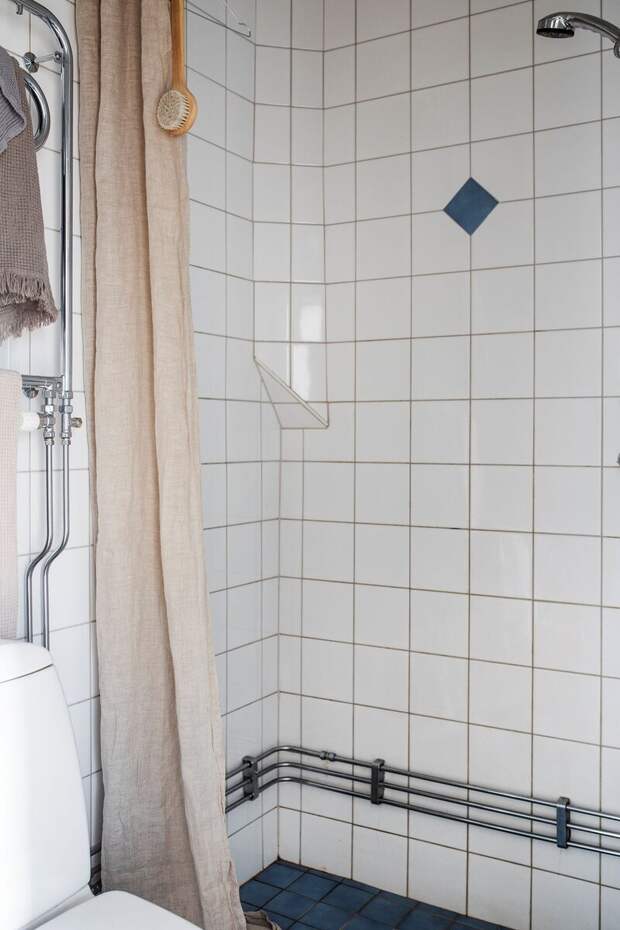 В ванной комнате установлен открытый душ. Из необычного: тканевая шторка