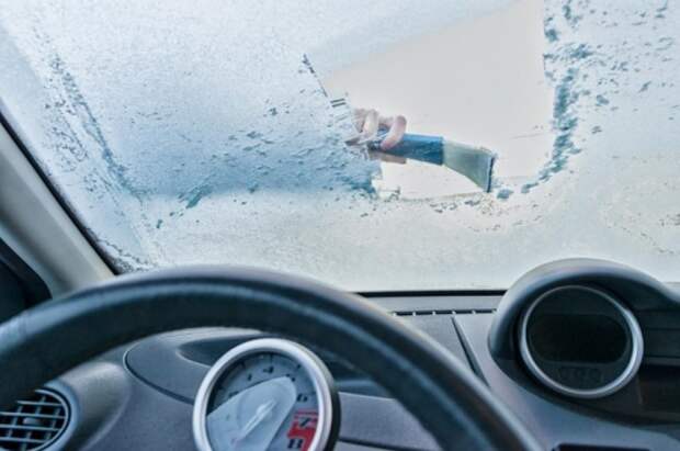 Это самый безопасный (и самый быстрый!) способ убрать снег c вашего автомобиля