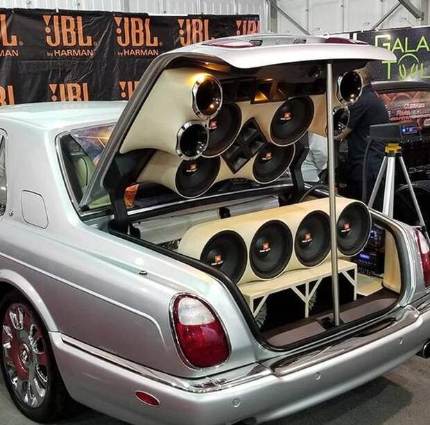 Автомобили на тюнинг-шоу SEMA 2018