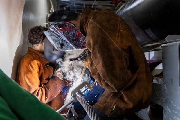 Фото «сваривающих трос» матросов в походе на USS Abraham Lincoln вызвало вопросы