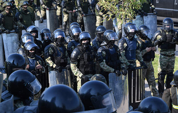 Видео стрельбы в воздух на акции оппозиции в Бресте