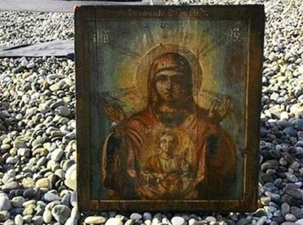 В Сочи стая дельфинов вытолкнула из моря икону Богородицы