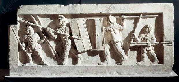 Батальная сцена на саркофаге из центральной Италии, II–I века до н.э. - Италийский бык против римской волчицы | Warspot.ru