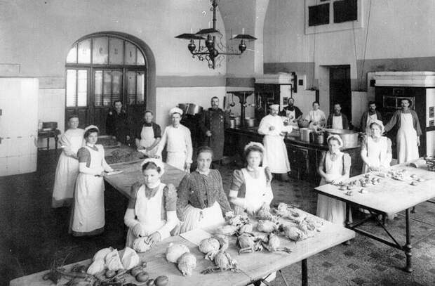 Воспитанницы на кухне за приготовлением обеда