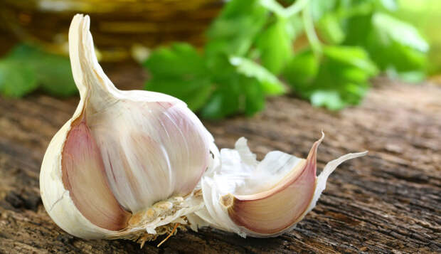 Женщина очищает зубчик чеснока всего одним движением: видео, которое за день посмотрели более 12 миллионов человек