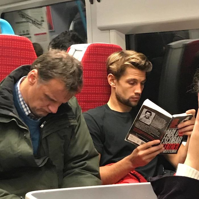 Аккаунт в Instagram, который посвящён читающим парням