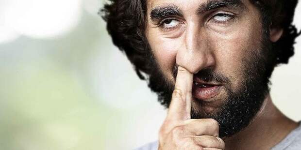 Невероятное открытие: почему ковыряние в носу связывают с риском Альцгеймера