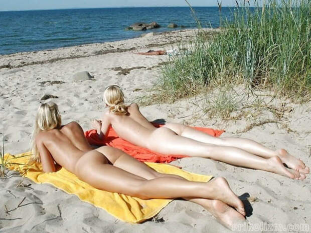 Голые на пляже (155 фото). Нудисты девушки и женщины на берегу моря