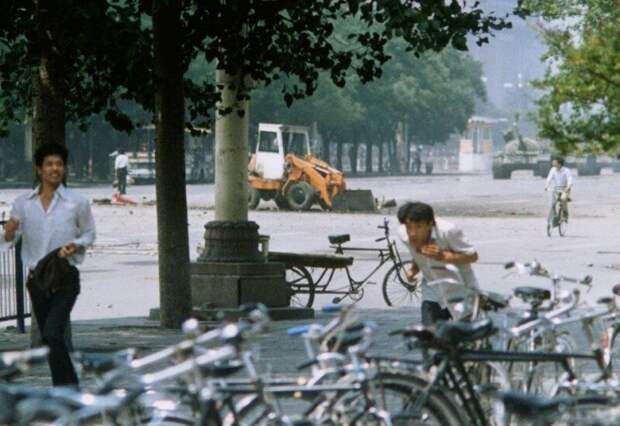 Неизвестный человек, обычно известный как "Человек-танк", противостоит колонне правительственных танков. Китай, 5 июня 1989. история, ретро, фото