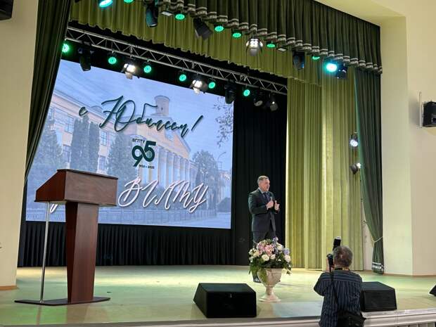 Депутат Воронежской гордумы Константин Ашифин вручил награды преподавателям ВГЛУ в честь 95-летия легендарного Лестеха Депутат Воронежской гордумы Константин Ашифин вручил награды преподавателям ВГЛУ в честь 95-летия легендарного Лестеха