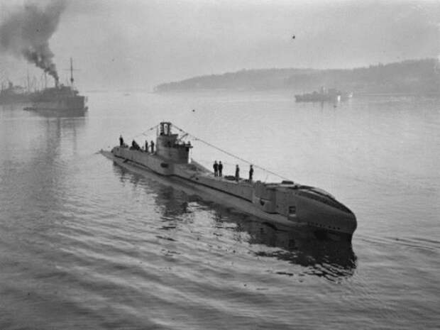 Подводная лодка HMS Thunderbolt в гавани после патрулирования. Члены экипажа стоят на палубе. Фото: thevintagenews.com.