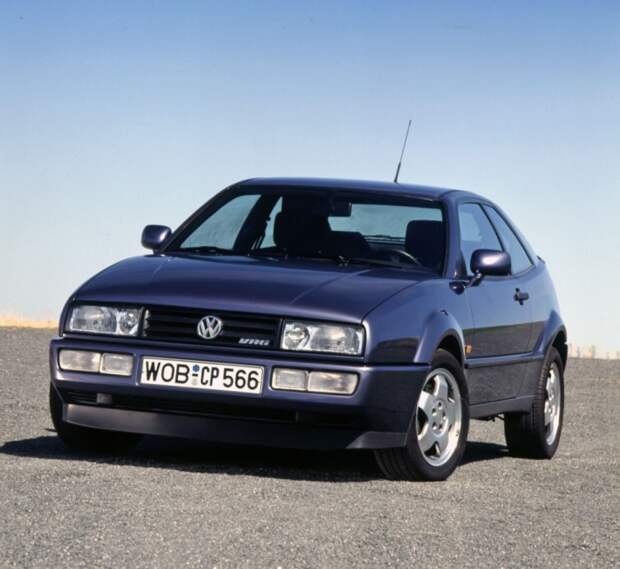 Volkswagen Corrado - компактное спортивное купе. | Фото: cheatsheet.com.